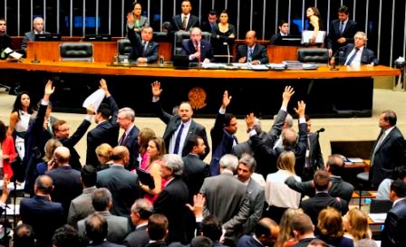 Deputados acionam STF para tentar derrubar votação da maioridade penal