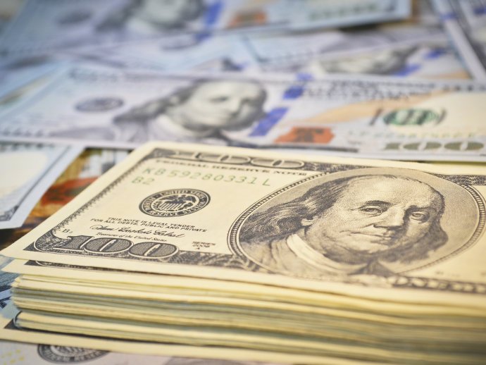 Incerteza sobre juros faz dólar subir e fechar a R$ 4,10